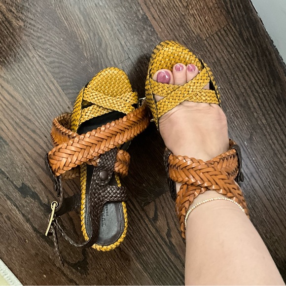 Authentic Burberry Porsum Wedge - Picture 3 of 4